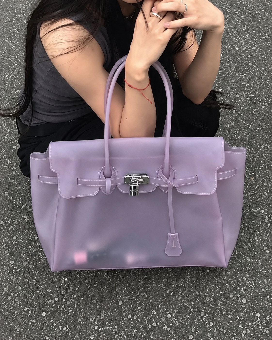 Cliente portant un sac OMEYA