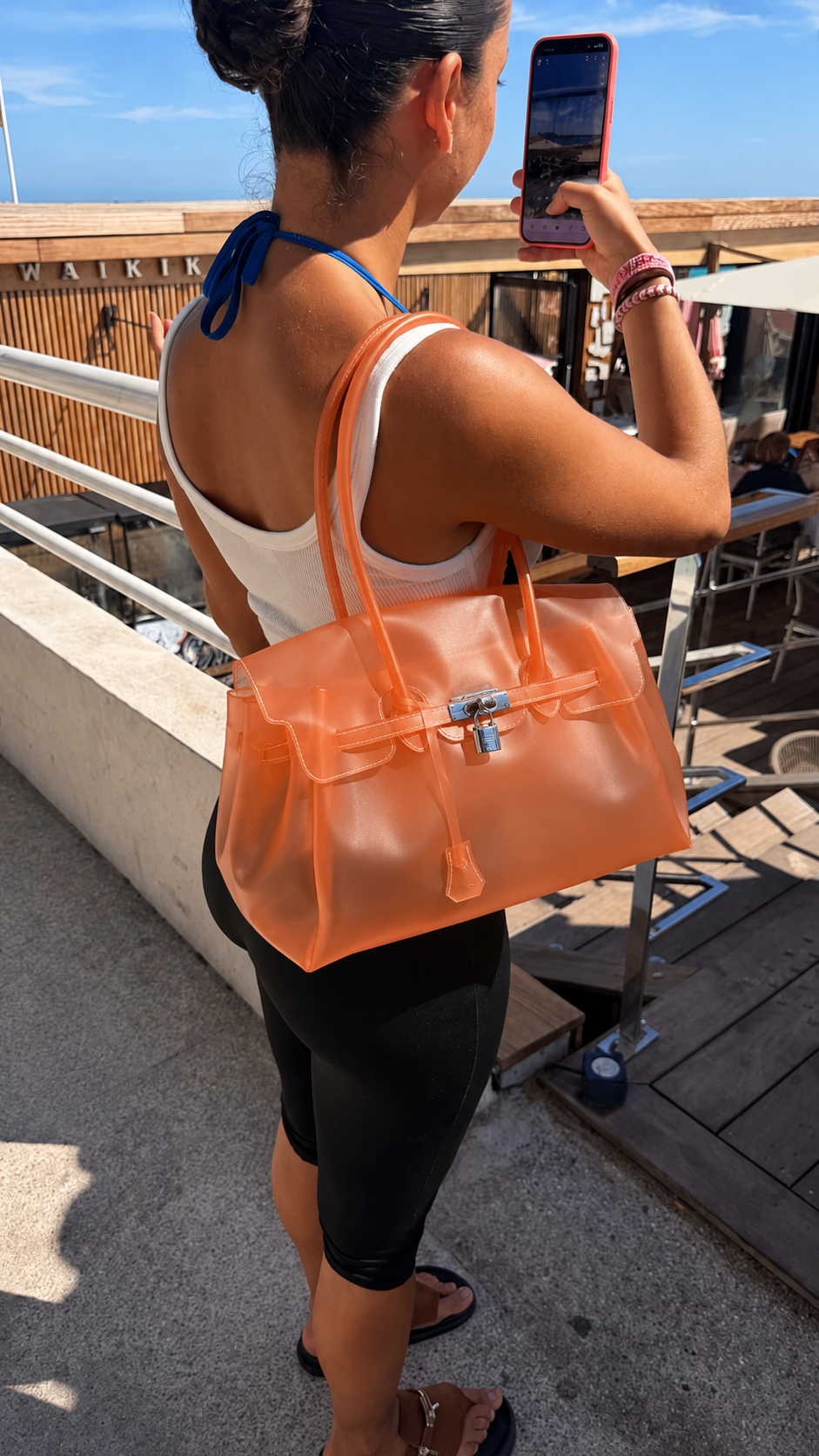 Cliente portant un sac OMEYA